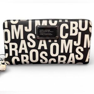 MARC JACOBS LOGO CONTINENTAL WALLET